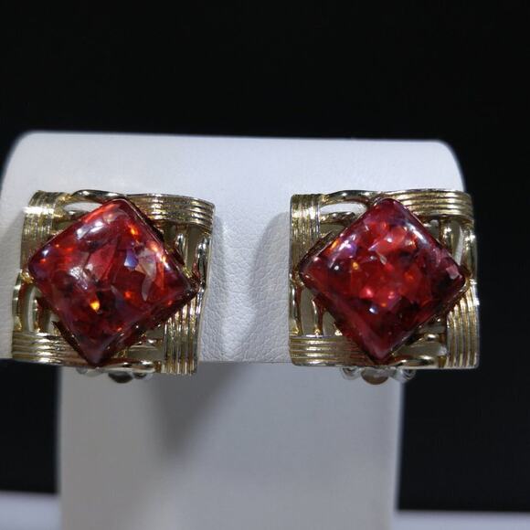 Mid-Century Coro Clip Square Earrings, Red Lucite Confetti Cabs, 1950s Earrings - Picture 2 of 9